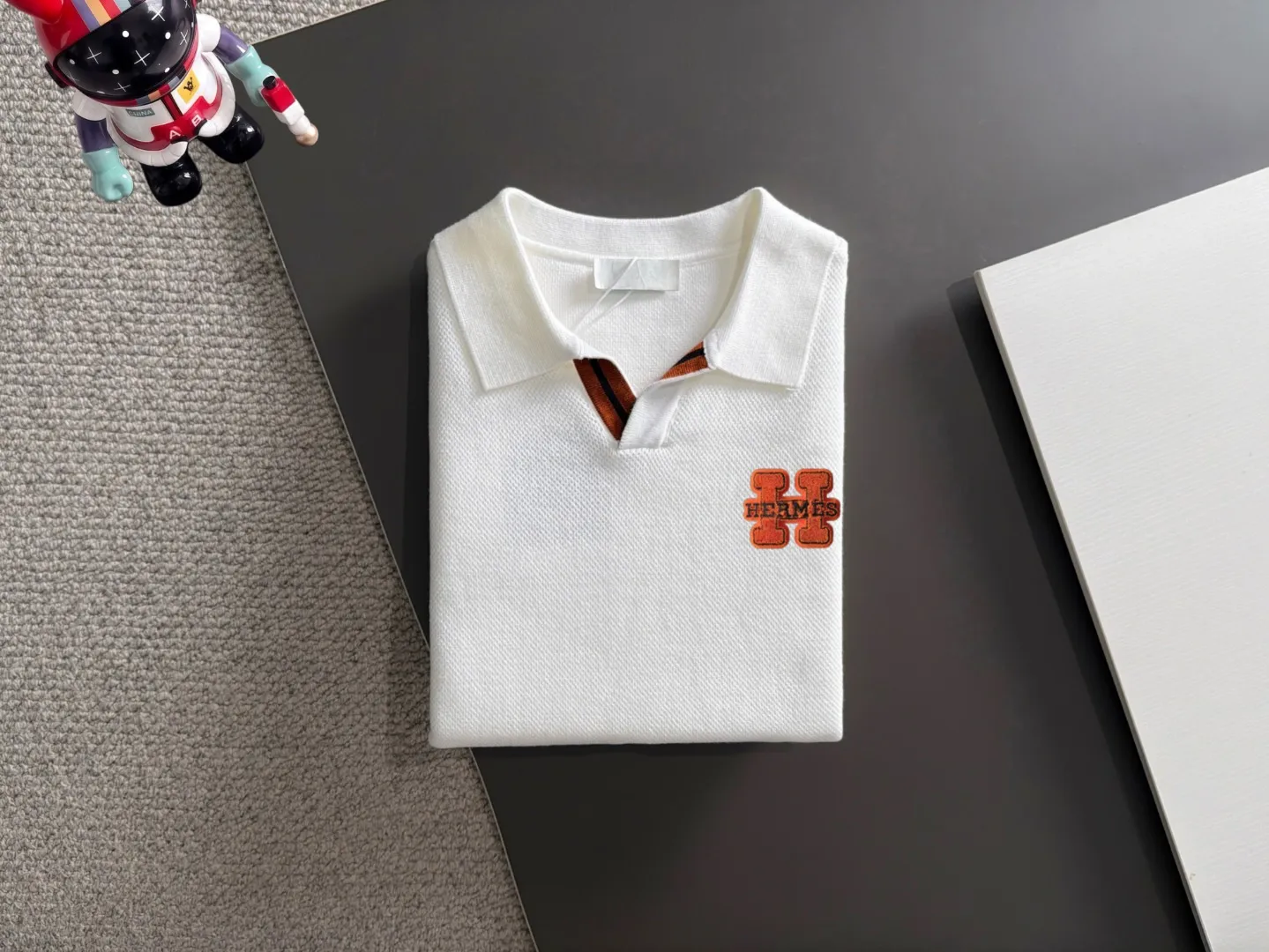 Next day shipment P195 Hermès High Quality 2026 Autumn and Winter latest sweaters from the official website, on sale at the counter at the same time Hot Sale! Specially made of wool blended fabric. It feels comfortable and can be directly in contact with the skin. The logo badge is exquisitely embroidered, which is extremely eye-catching! The details highlight the fashionable charm of big brands. Exquisite workmanship. Three-dimensional cutting style. The wearing effect is invincible and handsome! All three standards are complete! Sizes:M-3XL